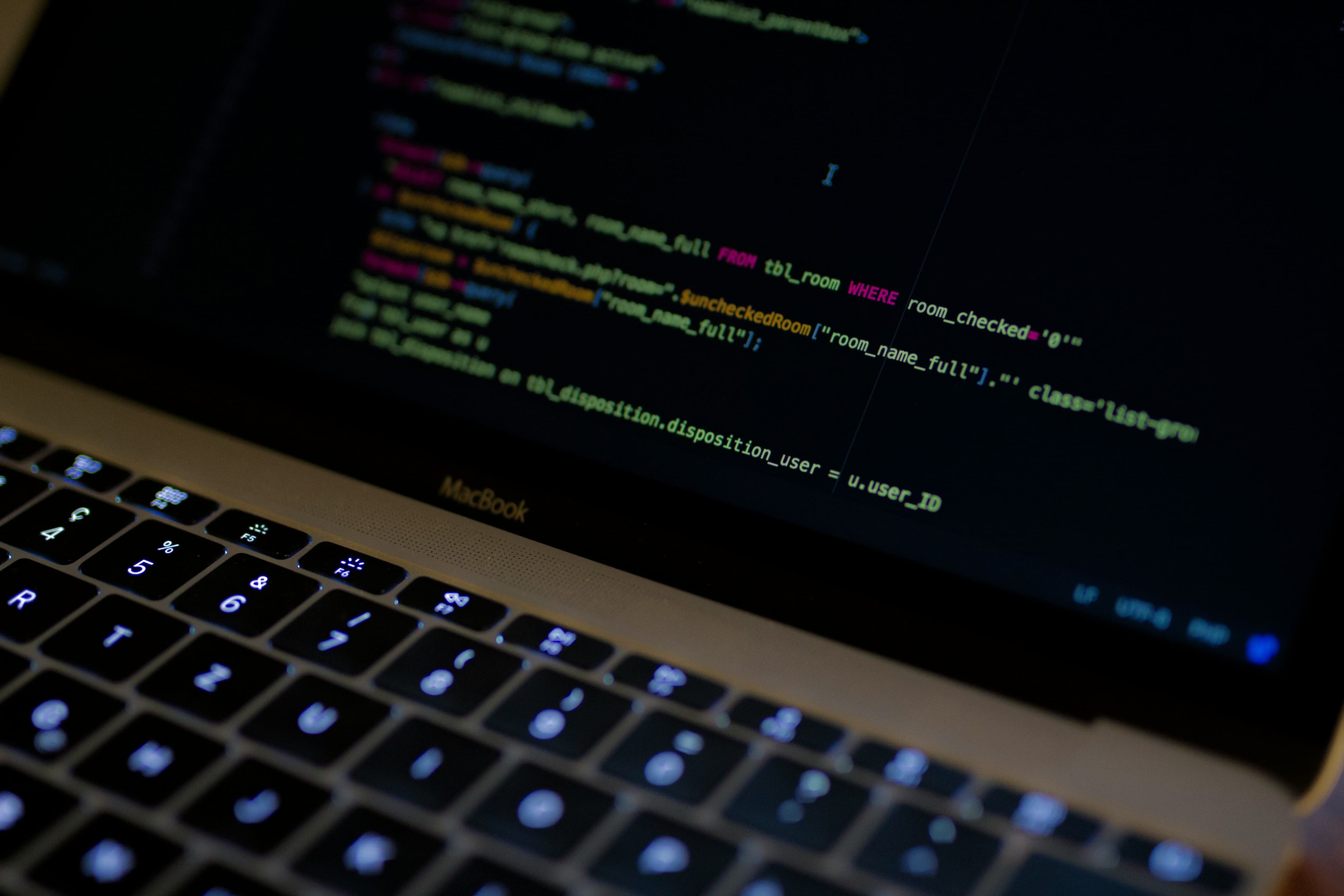 Descomplicando Relacionamentos no PostgreSQL com Spring Data JPA" ou "Arquitetura de um Sistema de Controle de SKUs"